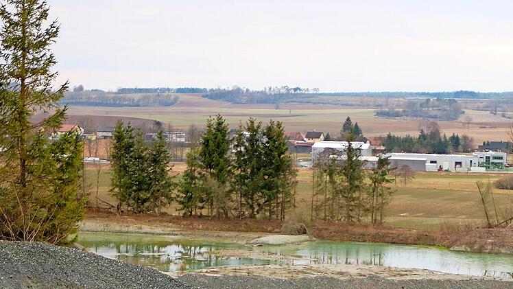 Die Firma Schicker Umwelt verzichtet auf eine erweiterte Deponie über ihren Lagerplatz am Waldrand hinaus und beschränkt sich auf die Grube, aus der zunächst Ton gewonnen wird. Doch der Gemeinderat sprach sich gegen eine Deponie überhaupt aus.