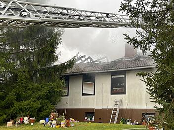 Schwarzenbach: Blitz schlägt in Dach - Wohnhaus in Brand