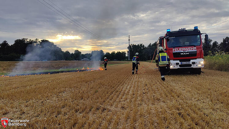 Bamberg: Feuer auf "bereits bekanntem" Feld ausgebrochen - Spaziergängerinnen alarmieren Feuerwehr