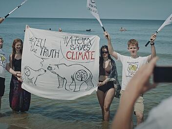 Junge Mitglieder der polnischen Klimabewegung demonstrieren für den Bau eines Atomkraftwerks in Choczewo an der Ostsee.