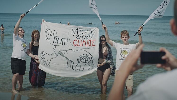 Junge Mitglieder der polnischen Klimabewegung demonstrieren für den Bau eines Atomkraftwerks in Choczewo an der Ostsee.