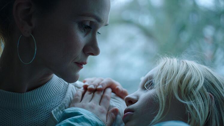 Heimkind Benni (Helena Zengel, rechts) erinnert sich an ihre Mutter Bianca (Lisa Hagmeister), die ihre Tochter liebt, aber auch gro&szlig;e Angst vor ihr hat.