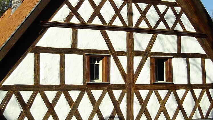 ...und nach seiner Sanierung im August 2012. Das 450 Jahre alte Zierfachwerk strahlt wieder in seiner ganzen Pracht.