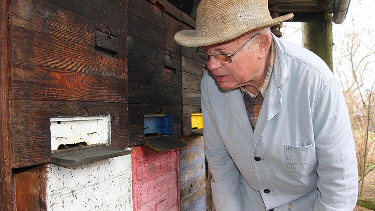 Imker Dieter Friedrich wartet darauf, dass seine Bienen aus den Stöcken kommen. Fotos: Sabine Herteux