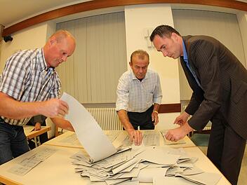 Martin Friederich, Otto Büchner und Maik Schmeller (von links) beim Auszählen der Stimmen im Bad Kissinger Stadtsaal.  Foto: Thomas Malz