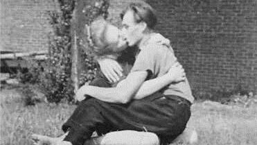 Die ersten zweieinhalb Jahre waren die Eheleute getrennt - bei einem heimlichen Treffen entstand dieses Foto.  Foto: privat