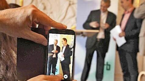 Stolz halten Freunde und Bekannte von Jürgen Fehn die Preisverleihung mit Erzbischof Ludwig Schick fotografisch fest.