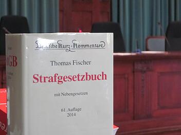 Im Bayreuther Missbrauchsprozess zieht Verteidiger Johann Schwenn ein vermeintliches Ass aus dem Ärmel - aber sein Trumpf sticht nicht. Foto: Stephan Tiroch