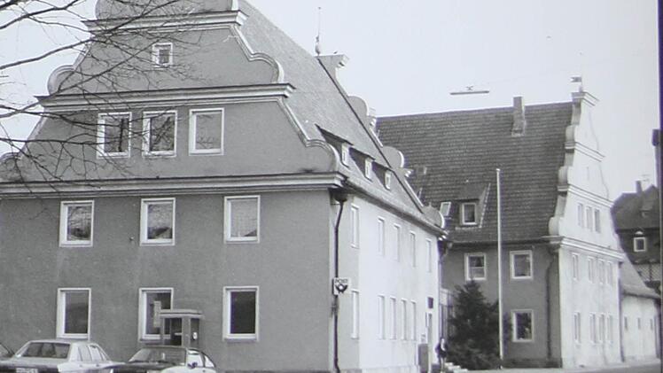 Diese Ansicht ist geblieben: Das einstige Postamt mit Bezirksstelle des Fernmeldeamtes gehört mittlerweile der Flessabank, beherbergt Bankfiliale, Krankenkassen-Geschäftsstelle und Verteilstützpunkt der Post.