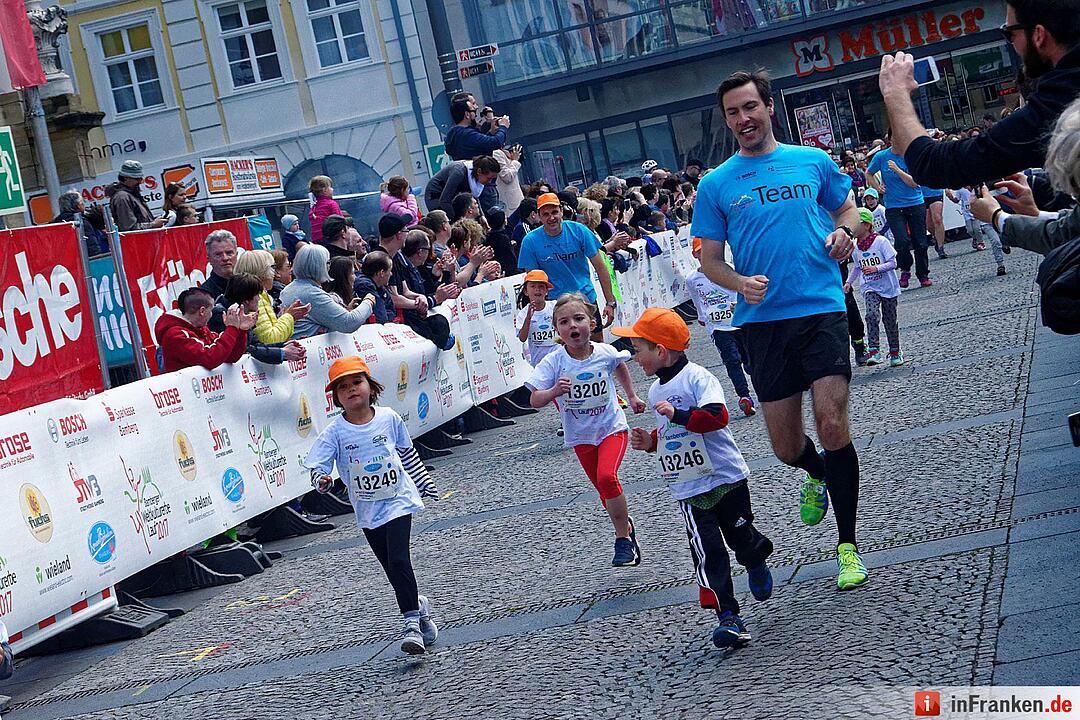 Weltkulturerbelauf 2017 in Bamberg: Der Zieleinlauf am Maxplatz