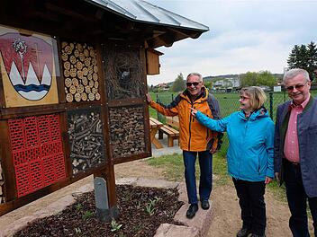 Albrecht und Christine Schmitt erklären Bürgermeister Gotthard Schlereth (rechts) die Funktionsweise des Insektenhotels.  Foto: Gerd Schaar
