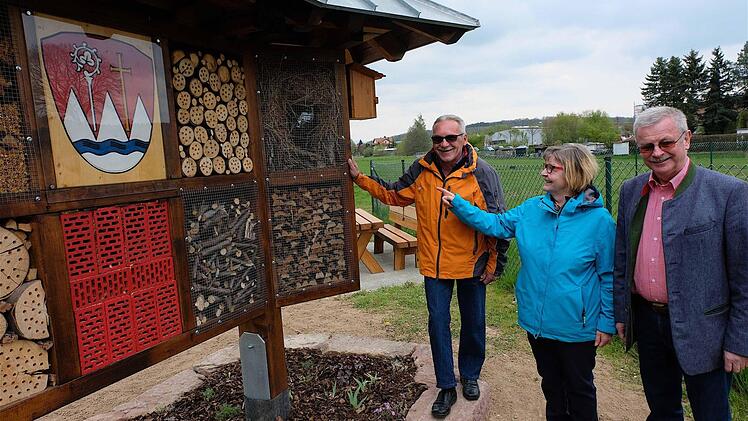 Albrecht und Christine Schmitt erklären Bürgermeister Gotthard Schlereth (rechts) die Funktionsweise des Insektenhotels.  Foto: Gerd Schaar