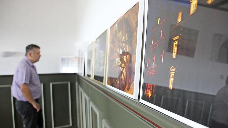 Die Preisträger und Verantwortlichen von "Kronach leuchtet" haben am Freitag die ausgezeichneten Bilder bestaunt.  Fotos: Franziska Rieger