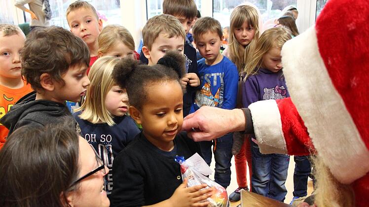 Der Nikolaus besuchte auf Einladung der Bayerischen Rundschau die Evangelische Kindertagesstätte Abenteuerland in Neuenmarkt. Foto: Jürgen Gärtner