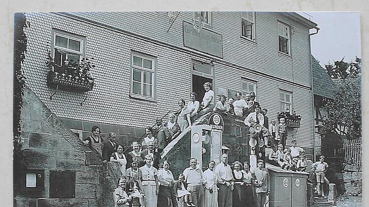 Vor dem Gasthaus Zum Biber hatte der Franz Ziegler Mitte der Zwanziger Jahre eine Benzinzapfsäule errichten lassen. Heute stehen neben dem Gasthaus 16 Tesla-Supercharger-Ladestationen. (Foto von Familie Ziegler) Repro: Stehanie elm
