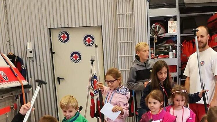 Vielf&auml;ltige Einblicke in die Arbeit der  Rettungswache des Bayerischen Roten Kreuzes in Hammelburg erhielten Kinder der Feuerwehren Elfershausen und Machtilshausen.Thomas Schmid