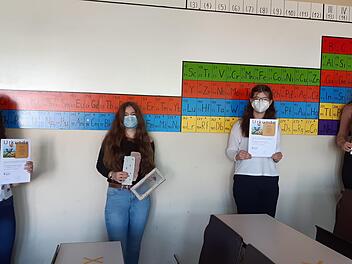 Jazlin DeVore (von links) hält den Buchpreis in der Hand (jede Schülerin hat ein Buch bekommen), Franziska Assmann einen Schöpfrahmen und handgeschöpftes Papier, weiter sind zu sehen Chantal-Sophie Genzler und Isabell Bernhart.  Foto: Christine Kreß