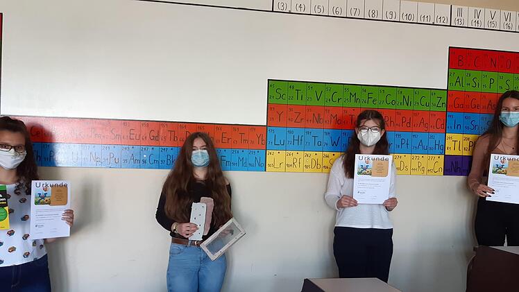 Jazlin DeVore (von links) hält den Buchpreis in der Hand (jede Schülerin hat ein Buch bekommen), Franziska Assmann einen Schöpfrahmen und handgeschöpftes Papier, weiter sind zu sehen Chantal-Sophie Genzler und Isabell Bernhart.  Foto: Christine Kreß