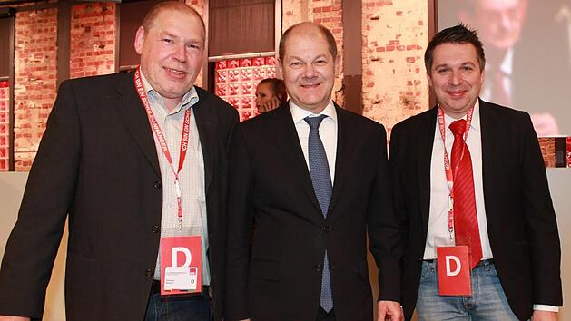 Carsten Höllein (rechts) mit Olaf Scholz und dem SPD-Unterbezirksvorsitzenden Thomas Rausch (links) bei einem Bundesparteitag der SPD in Berlin 2017. Foto: privat