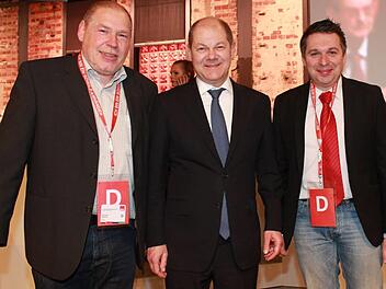 Carsten Höllein (rechts) mit Olaf Scholz und dem SPD-Unterbezirksvorsitzenden Thomas Rausch (links) bei einem Bundesparteitag der SPD in Berlin 2017. Foto: privat