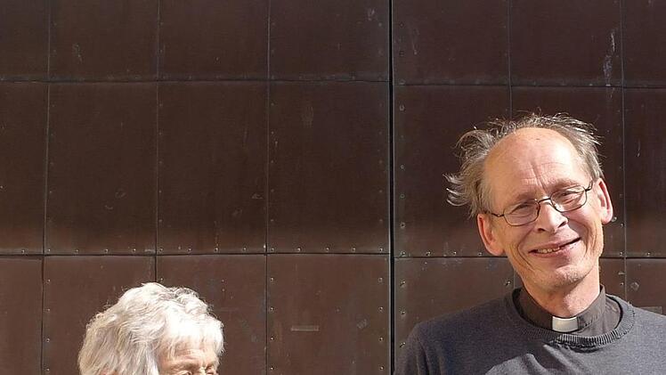Pfarrer Hans Thurn verabschiedete Johanna Kömpel nach 24 Jahren aus dem Küsterdienst.  Foto: Stephanie Elm