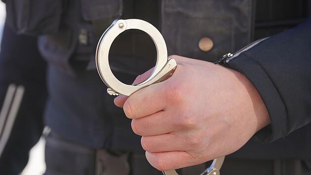 Mutter-Sohn-Duo beraubt Frau in Würzburg - in Haft wird ein anderer