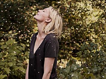 Als sie den Weltuntergang kommen sp&uuml;rt, wird die sonst so labile und aggressive Justine (Kirsten Dunst) ganz ruhig und gelassen.