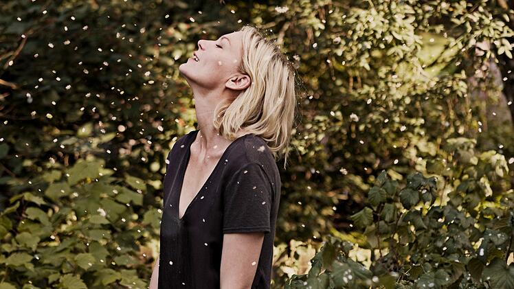 Als sie den Weltuntergang kommen sp&uuml;rt, wird die sonst so labile und aggressive Justine (Kirsten Dunst) ganz ruhig und gelassen.