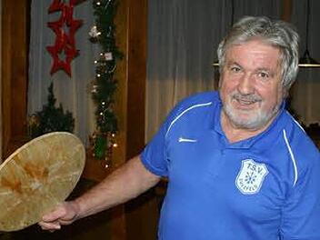 Der Mann mit dem azurblauen Hemd vom TSV Sulzfeld: Hannes Müller macht auch mit einem reichlich großen Tischtennisschläger eine sportlich gute Figur. Repro: Tom Müller