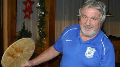 Der Mann mit dem azurblauen Hemd vom TSV Sulzfeld: Hannes Müller macht auch mit einem reichlich großen Tischtennisschläger eine sportlich gute Figur. Repro: Tom Müller