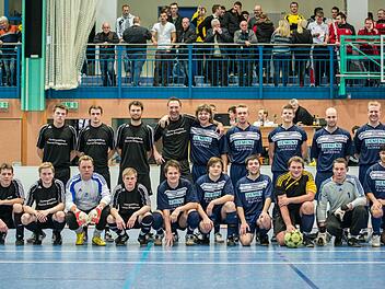 Der FC Marktleugast (rechts) hat sein eigenes Hallenfußballturnier um den Frankenwald-Cup gewonnen. Im Finale schlug das Team den SSV Kasendorf (links) mit 3:1. Foto: Alexander Muck und Klaus-Peter Wulf