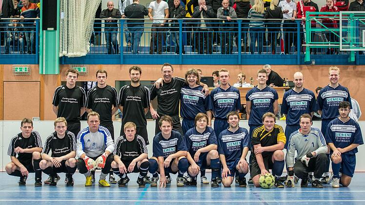 Der FC Marktleugast (rechts) hat sein eigenes Hallenfußballturnier um den Frankenwald-Cup gewonnen. Im Finale schlug das Team den SSV Kasendorf (links) mit 3:1. Foto: Alexander Muck und Klaus-Peter Wulf