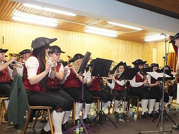 Die Musiker des Vereins "Edelweiß" Lauter mit Dirigent Frank Brixel können weiter aufspielen. Der Grund: Ein neues Vorstandsteam ist zusammengestellt. Foto: Björn Hein/Archiv