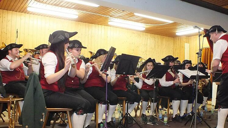 Die Musiker des Vereins "Edelweiß" Lauter mit Dirigent Frank Brixel können weiter aufspielen. Der Grund: Ein neues Vorstandsteam ist zusammengestellt. Foto: Björn Hein/Archiv