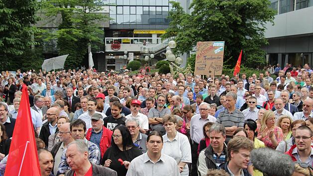 Rund 900 Menschen nahmen an der Protestkundgebung der IG Metall vor dem Rathaus in Erlangen teil. Sie demonstrierten gegen den drohenden Abbau von Stellen bei Siemens.Foto: Christian Bauriedel