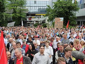 Rund 900 Menschen nahmen an der Protestkundgebung der IG Metall vor dem Rathaus in Erlangen teil. Sie demonstrierten gegen den drohenden Abbau von Stellen bei Siemens.Foto: Christian Bauriedel