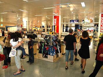 Bei Karstadt Bamberg sieht man mit Optimismus in die Zukunft. Rote Zahlen wurden hier trotz der Konsumflaute in den vergangenen Jahren nicht geschrieben.  FT-Foto: Ronald Rinklef