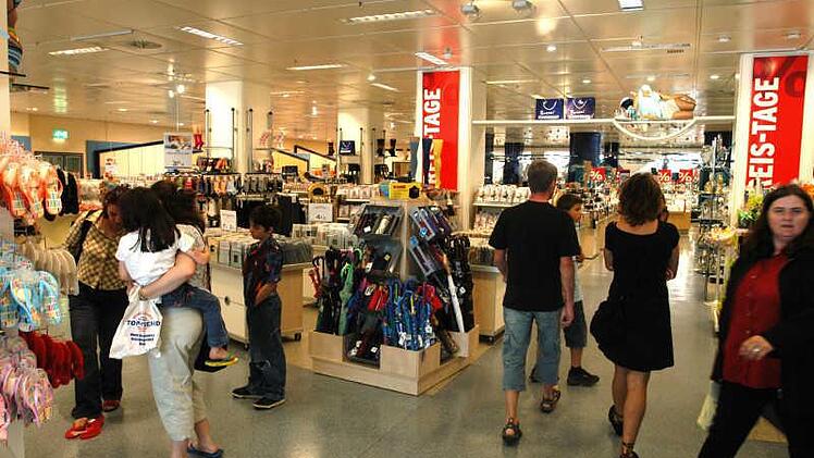 Bei Karstadt Bamberg sieht man mit Optimismus in die Zukunft. Rote Zahlen wurden hier trotz der Konsumflaute in den vergangenen Jahren nicht geschrieben.  FT-Foto: Ronald Rinklef