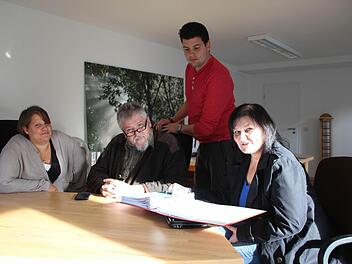 Krisensitzung: von links Lisa Mebert, ihr Vater Gerhard sowie ihr Mann Matthias und die Mieterin Maria März.Foto: Peter Groscurth