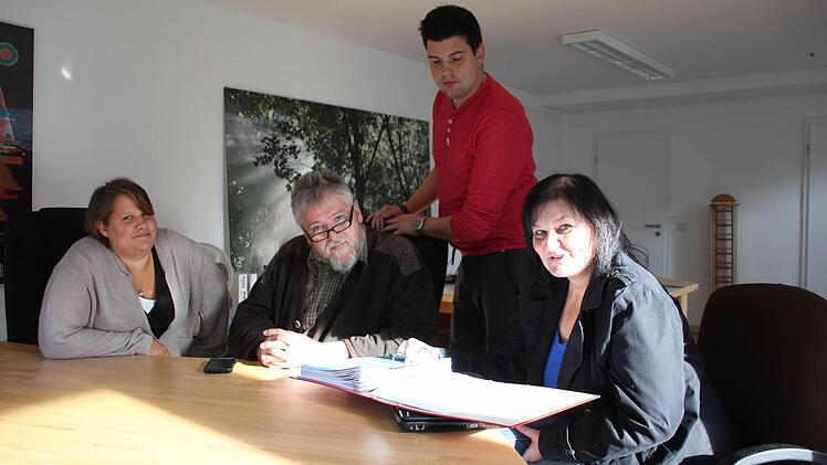 Krisensitzung: von links Lisa Mebert, ihr Vater Gerhard sowie ihr Mann Matthias und die Mieterin Maria März.Foto: Peter Groscurth