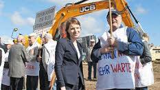 Bundestagsabgeordnete Emmi Zeulner hat ein offenes Ohr für die Kauerndorfer, kann aber auch keine schnelle Lösung anbieten.