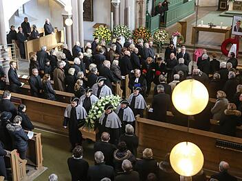 Sechs Sargträger, gefolgt von Angehörigen und vielen Freunden , begleiteten Horst Kühne nach der Trauerfeier aus der Petrikirche. Foto: Barbara Herbst