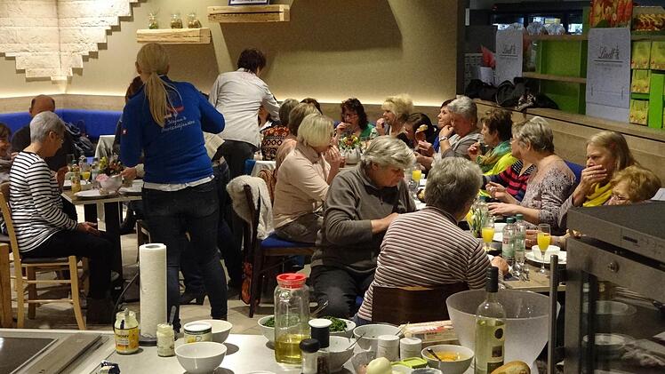 Von Kräutersuppe über Hackbraten bis hin zu Mohnmousse gab es allerhand zu probieren, als die Landfrauen mit ihrer mobilen Küche im Rewe-Markt von Stefan Helmreich in Ebelsbach Station machten.