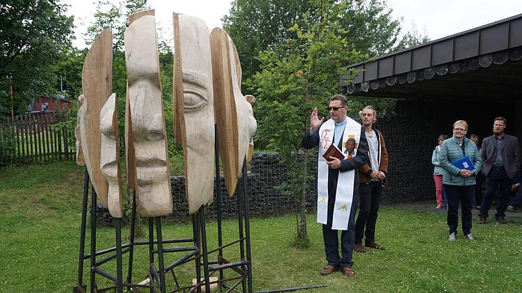 Enthüllung der neuen Skulptur, die auf dem Franziskusweg stehen wird, durch den Künstler Michel Stenzel. Foto: Marion Eckert