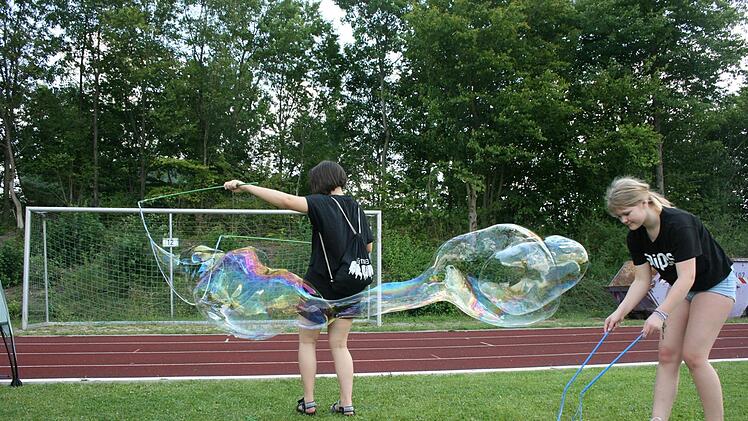 Die Seifenblasen waren riesig.