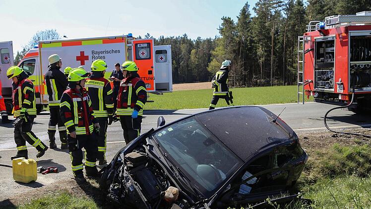Drei Menschen wurden bei einem Unfall in Oberfranken schwer verletzt. Am Freitagmittag prallte ein Opel bei Kirchenpingarten (Kreis Bayreuth) gegen einen Audi. Foto: NEWS5 / Wellenhöfer