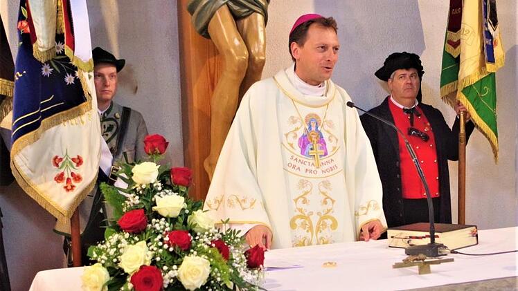 Weihbischof Herwig Gössl zelebrierte in der St.-Anna-Kirche mit Unterstützung von Diakon Konrad Funk den Festgottesdienst.Gerd Fleischmann