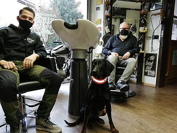 Kai Fischer (links) versucht, dass sein Vater Stefan Fischer seinen Friseurbetrieb möglichst klimaneutral betreibt. Beide pflanzen deshalb zum Ausgleich Bäume und wollen dazu auch die Kundschaft des Geschäftes einbinden.  Foto: Heike Beudert
