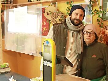 Özgür und Hindye Güler sind traurig, dass sie die Obstkiste schließen müssen.