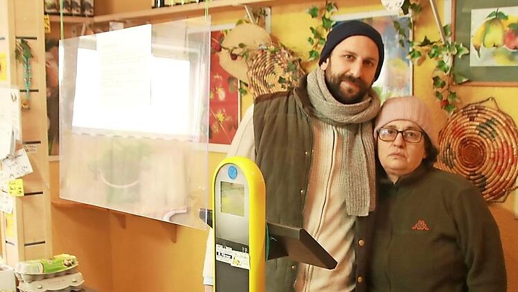 Özgür und Hindye Güler sind traurig, dass sie die Obstkiste schließen müssen.